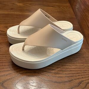 LiteRide by Crocs Brooklyn platform flip flops, size 8